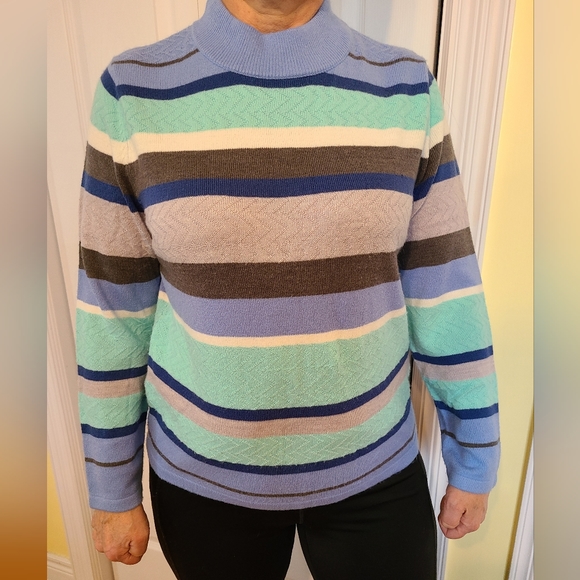 🌟Mock Neck Sweater Size Small Petite - Picture 1 of 7